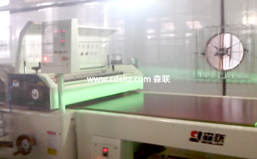 板式家具UV涂裝生產線UV透明面漆均勻滾涂.jpg 板式家具UV涂裝生產線UV透明面漆均勻滾涂.jpg