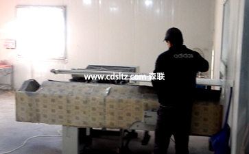 家具UV噴涂設備生產線自動對齊除塵輸送.jpg 家具UV噴涂設備生產線自動對齊除塵輸送.jpg