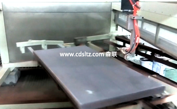 家具板自動旋轉進入噴漆室.jpg 家具板自動旋轉進入噴漆室.jpg
